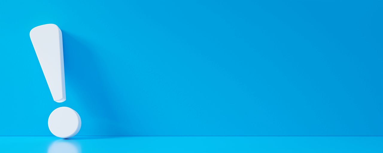 Exclamation mark on a light blue background symbolizing 5 tips for learning separable German verbs at a language school in Frankfurt am Main