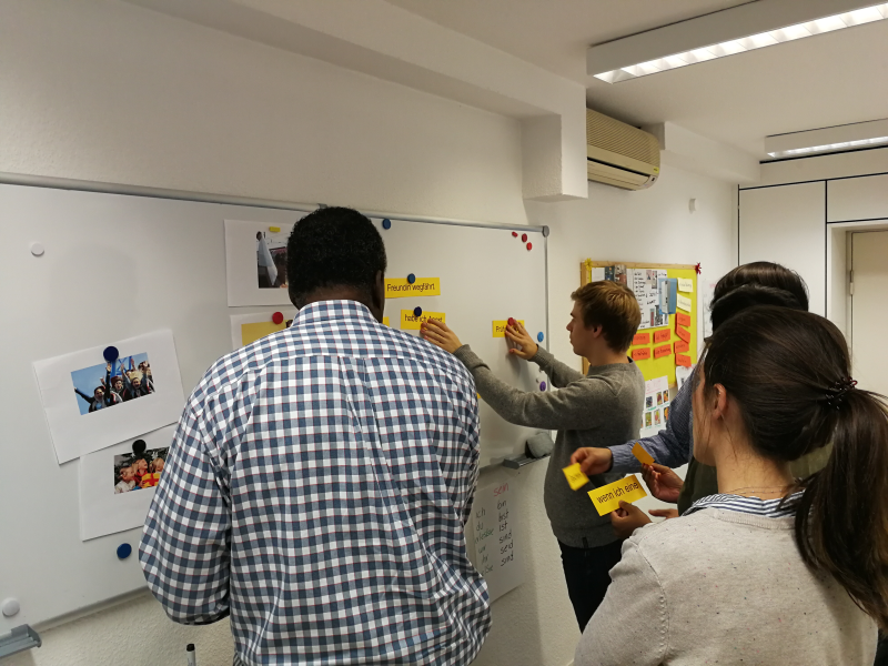 Students matching images and word cards at the board – interactive training in the best German course in Frankfurt with a focus on speaking