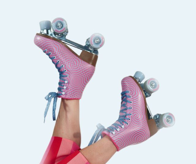 Pink-silbern-blaue Rollschuhe – Symbol für deutsche Komposita - wie das Wort „Rollschuhe“ – was man im Deutschkurs in der Naehe von A1 bis C2 lernen kann.