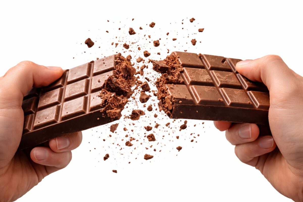 Hands breaking a chocolate bar in half example of the separable verb durchbrechen learn German Frankfurt