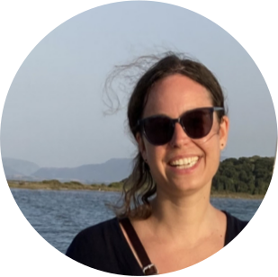 Franziska van Elten, Lehrerin für Deutsch als Fremdsprache, lächelt und unterstützt ihre Schüler beim Deutsch sprechen