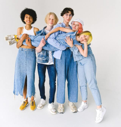 German classes for children in Frankfurt – smiling group of kids showing joy and team spirit while holding a girl on their arms
