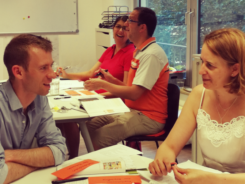 Students in the German course Frankfurt at SprachPassion talking and learning in a friendly and funny atmosphere