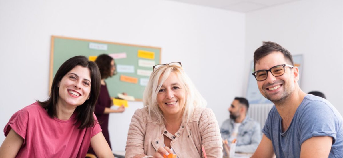 Participants of a German course in Frankfurt am Main learning in a small group with a teacher at the SprachPassion language institute and actively speaking German.