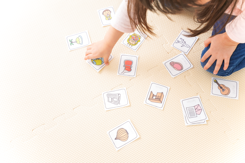 Child learning English playfully with flashcards in a children’s one-to-one lesson at SprachPassion