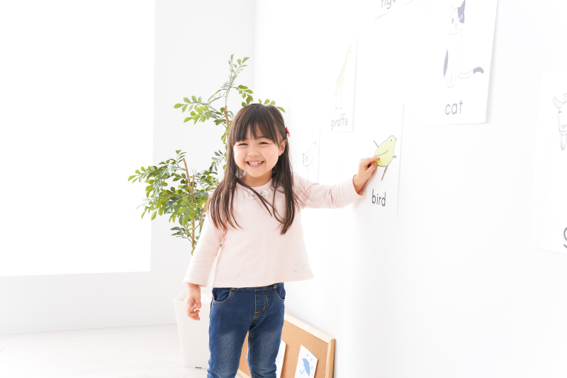 Girl learning English in one-to-one childrens-lessons at SprachPassion with fun and creative activities