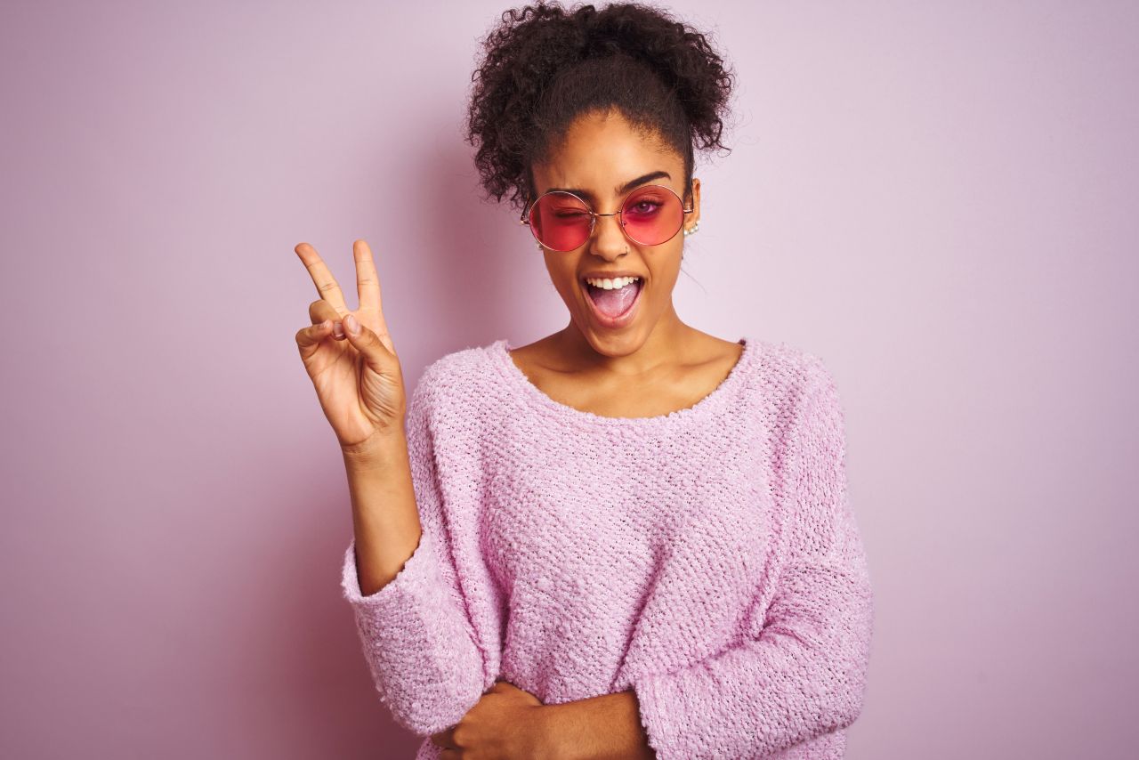 Woman showing two fingers for German course two mornings per week in Frankfurt