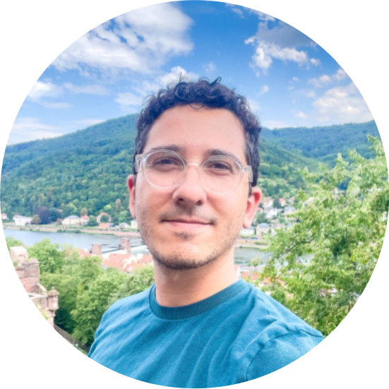 Rafael Martins Tonon, Lehrer für Englisch als Fremdsprache, lächelt und unterstützt seine Schüler beim Englisch sprechen
